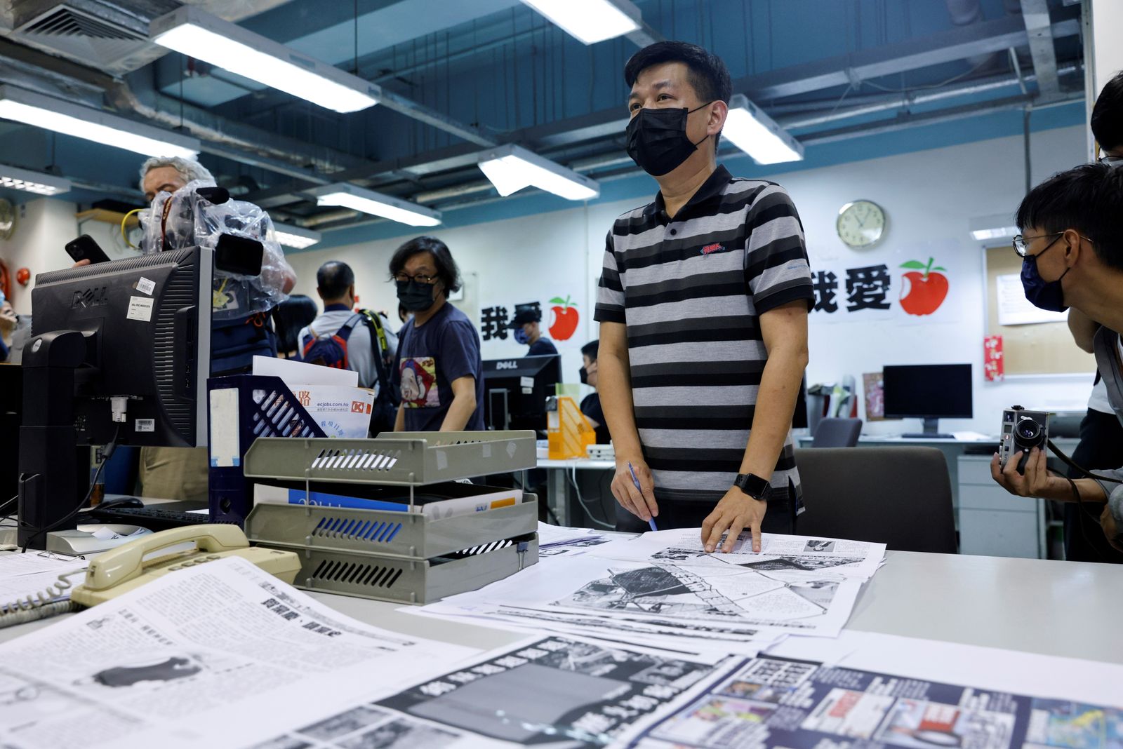 لام مان تشونغ ، رئيس التحرير التنفيذي لـ Apple Daily خلال عمله على الإصدار الأخير من الصحيفة في هونغ كونغ ، الصين ، 23 يونيو 2021 - REUTERS
