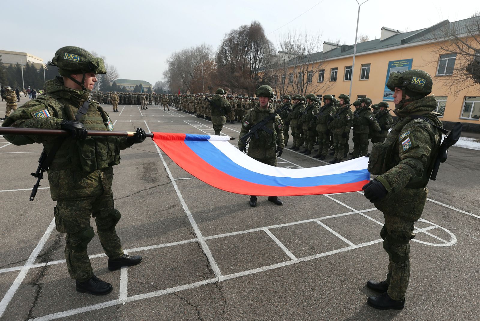 جنود روس يطوون العلم الوطني خلال مراسم بدء انسحاب قوات حفظ السلام التابعة لمنظمة معاهدة الأمن الجماعي (CSTO) من كازاخستان، في مدينة ألما آتا، 13 يناير 2022 - REUTERS