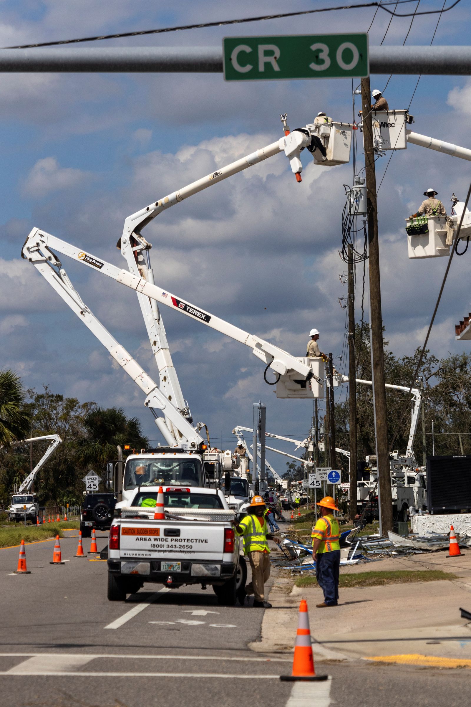 Utility companies work to restore power in the wake of Hurricane Helene in Perry, Florida, U.S., September 29, 2024.   REUTERS/Kathleen Flynn