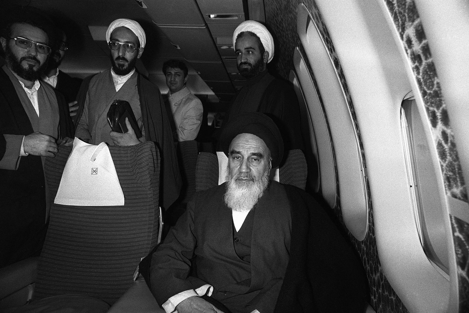 المرشد الإيراني السابق روح الله الخميني مستقلاً طائرة الخطوط الجوية الفرنسية (بوينغ 747) التي أعادته من منفاه في باريس إلى إيران- 1 فبراير 1979 - AFP