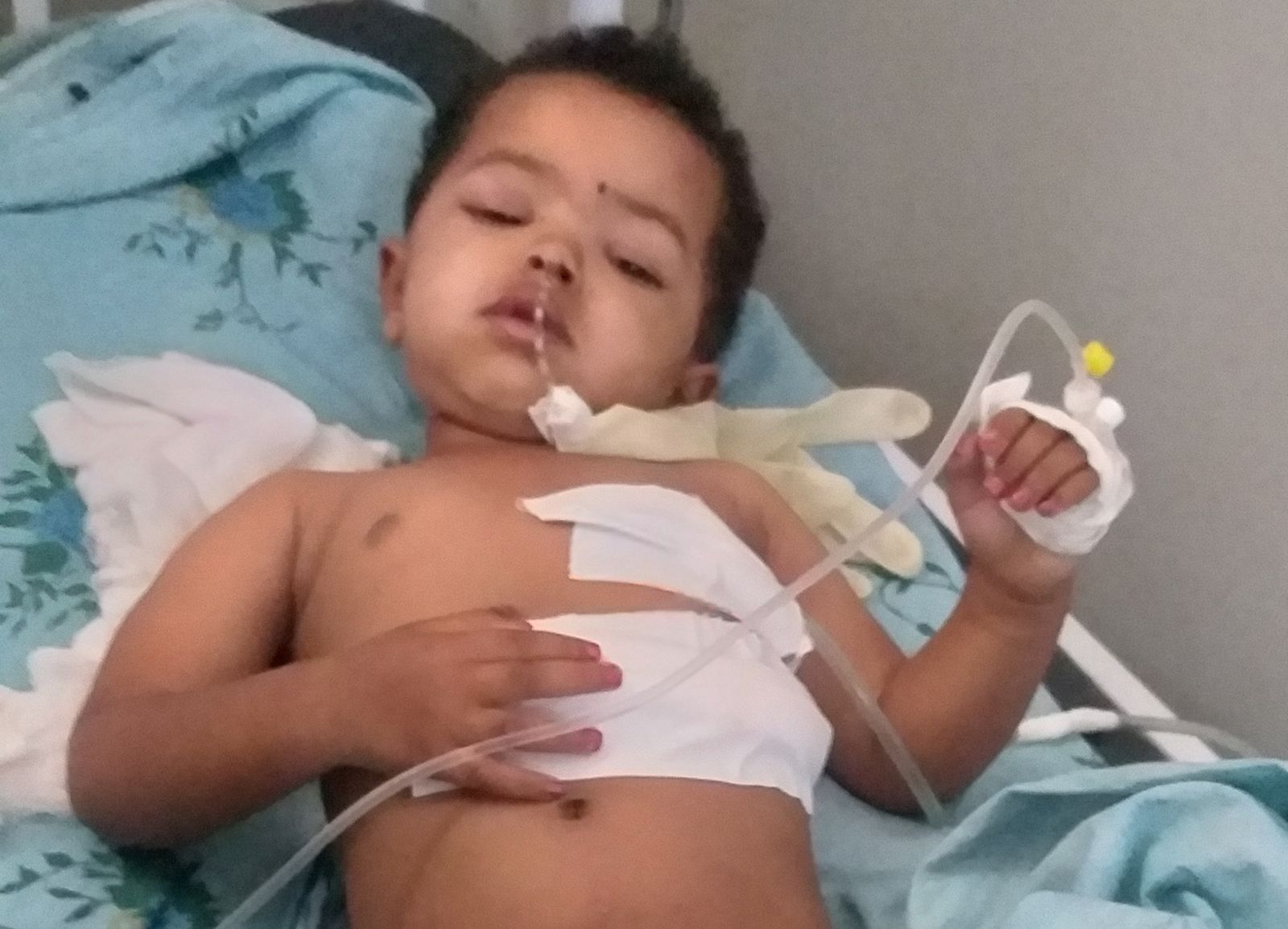 رضيع يُعالج في مستشفى بعد إصابته بالغارة على بلدة توغوغا في إقليم تيغراي الإثيوبي - 23 يونيو 2021 - REUTERS