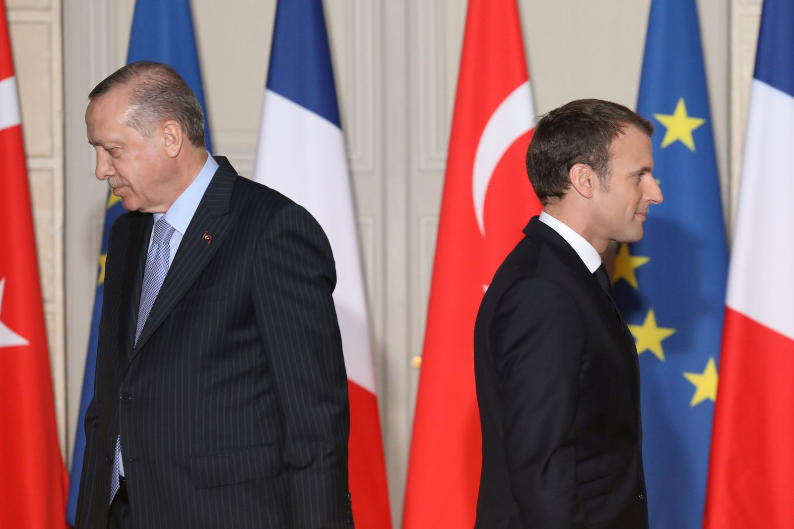 ماكرون وأردوغان بعد مؤتمر صحافي مشترك في قصر الإليزيه في باريس بتاريخ 5 يناير 2018 - AFP
