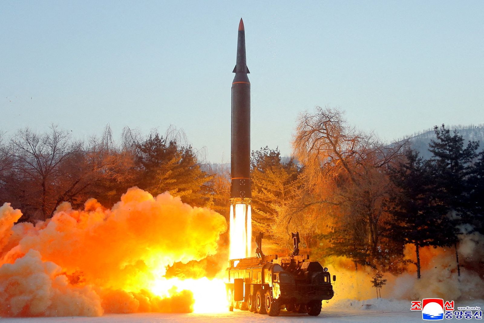 اختبار إطلاق صاروخ يفوق سرعة الصوت في كوريا الشمالية - 5 يناير 2022 - via REUTERS