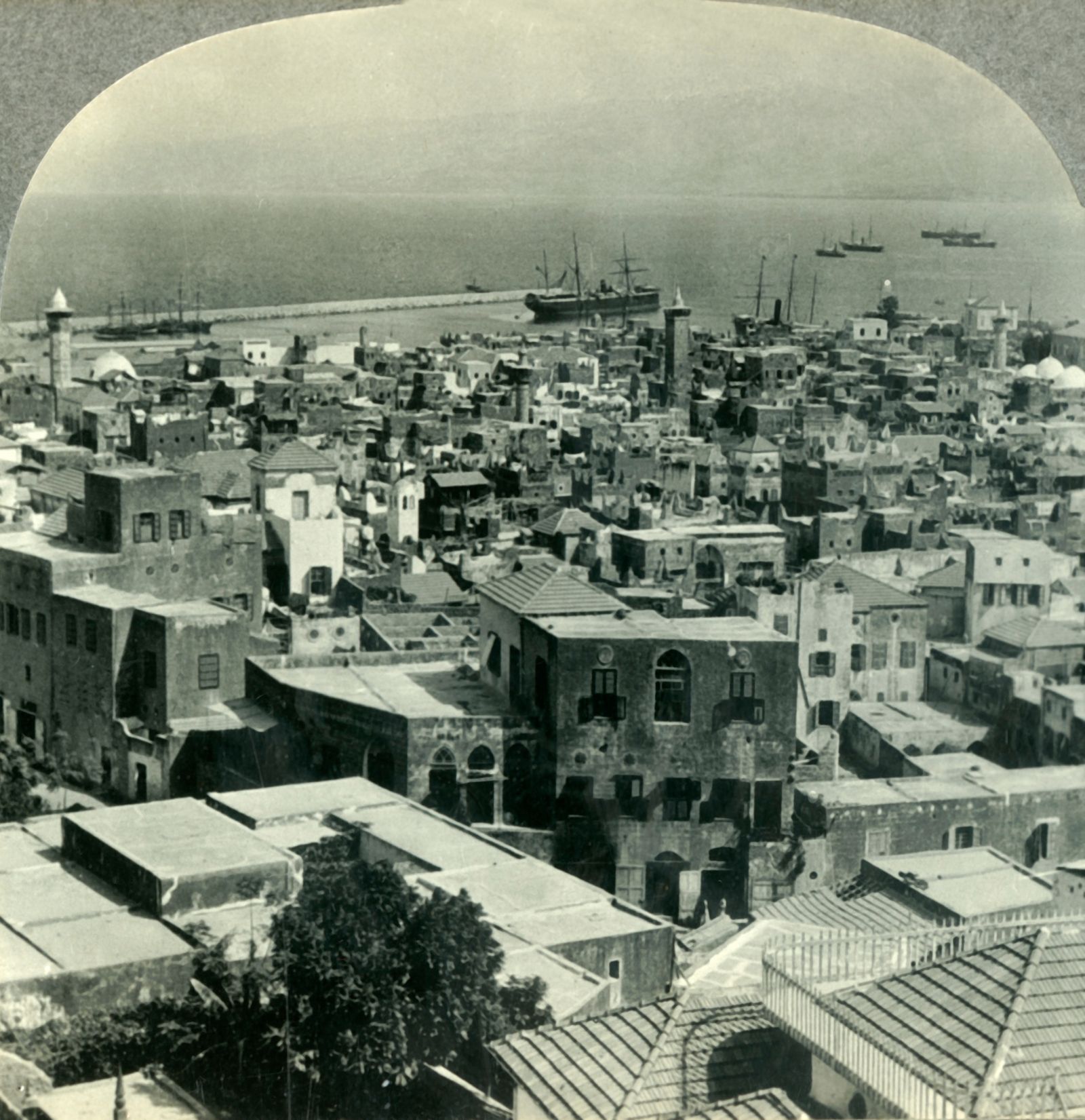 منظر عام لمدينة ومرفأ بيروت عام 1930 ولا تظهر فيها الصوامع الشهيرة - GettyImages