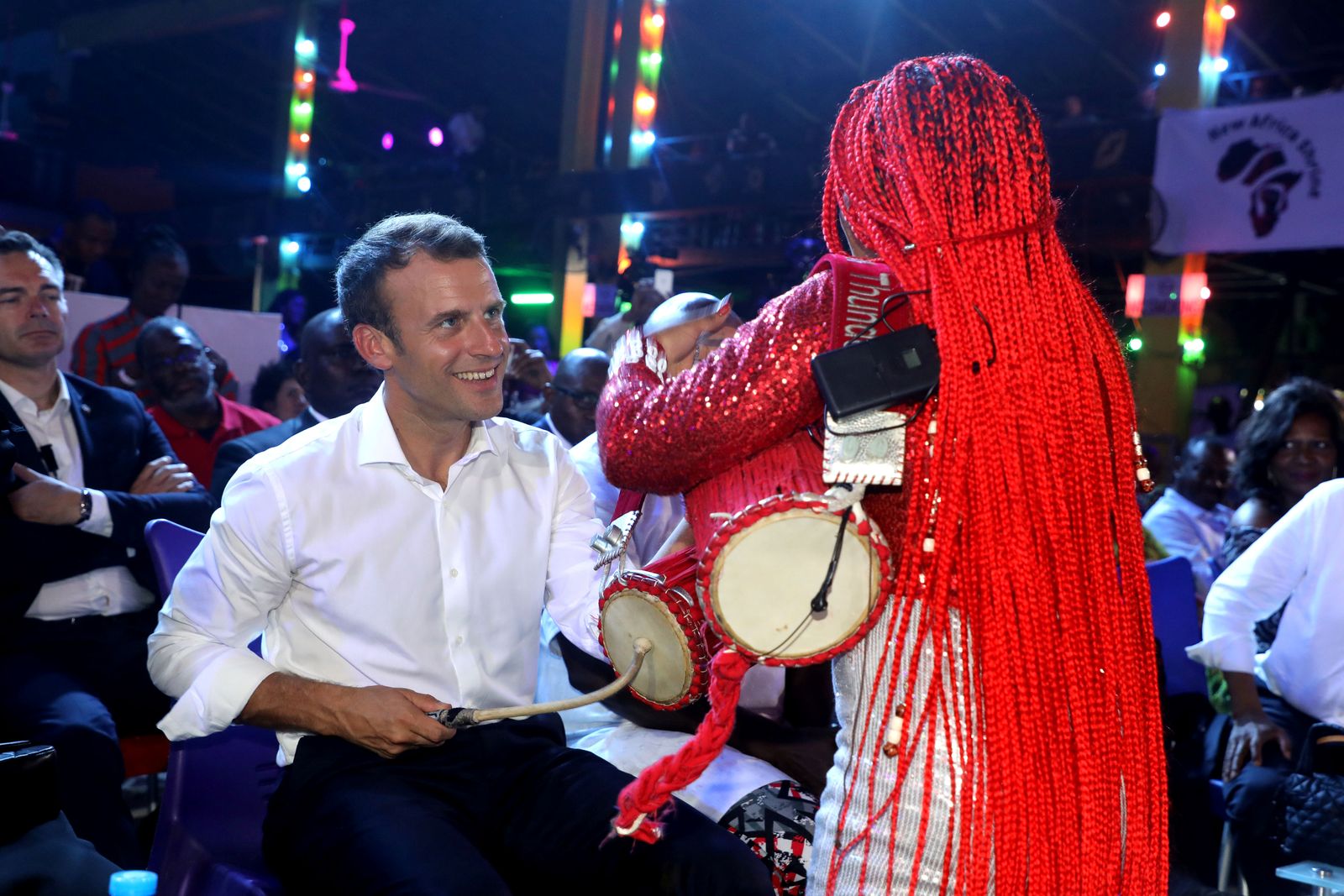 الرئيس الفرنسي إيمانويل ماكرون يعزف مع موسيقيين في لاغوس بنيجيريا - 3 يوليو 2018 - REUTERS