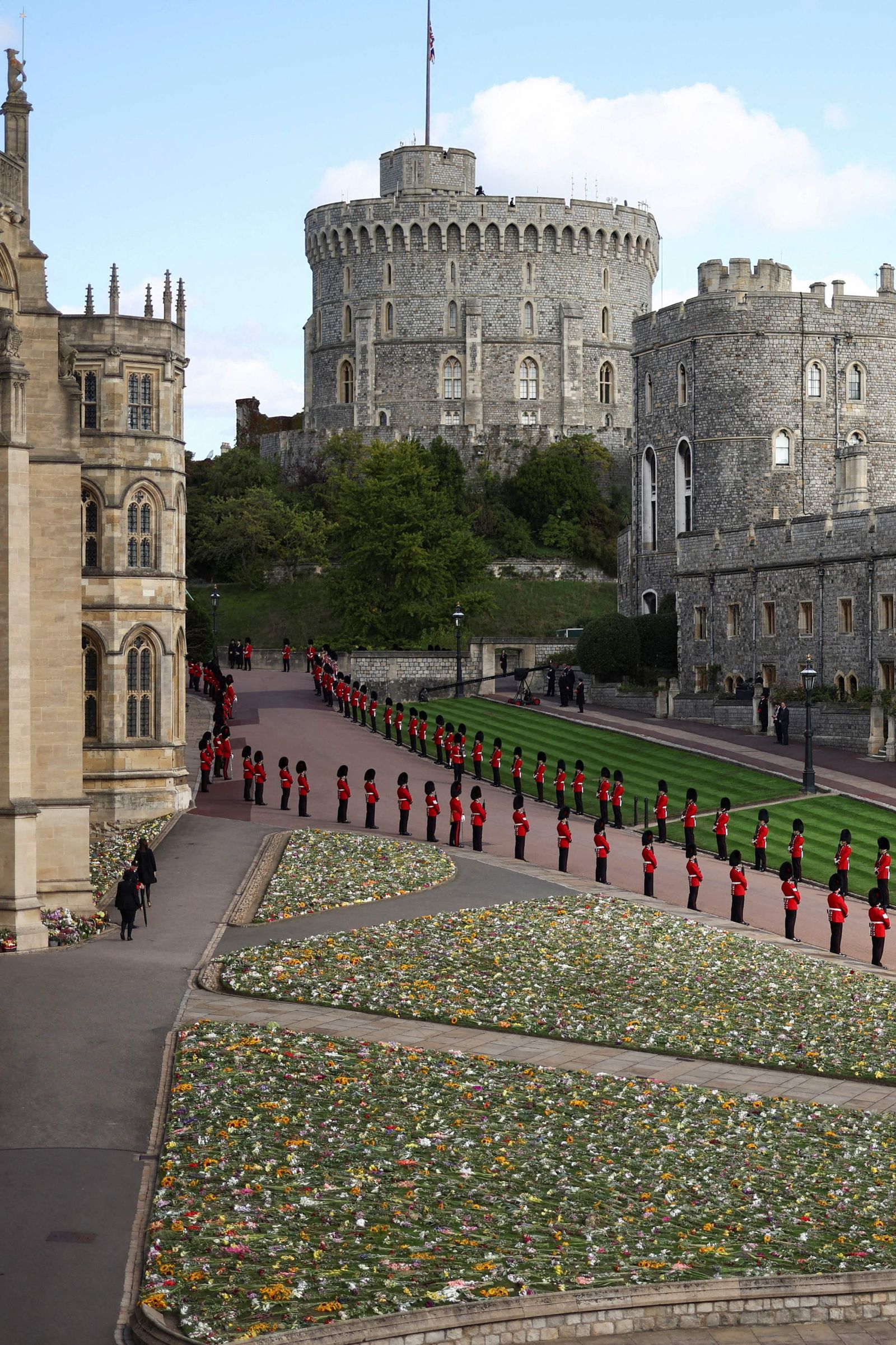 الحراس الملكيين يصطفون على طريق موكب نعش الملكة إليزابيث لثانية في قلعة ويندسور حيث ستدفن – قلعة ويندسور – 19 سبتمبر 2022 - AFP