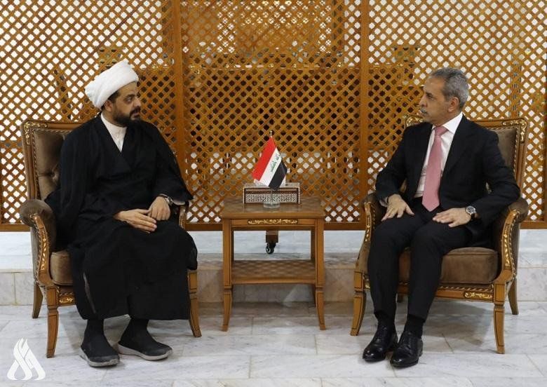 رئيس مجلس القضاء الأعلى فائق زيدان بجانب أمين عام حركة عصائب أهل الحق قيس الخزعلي - 6 نوفمبر 2021 - ina.iq