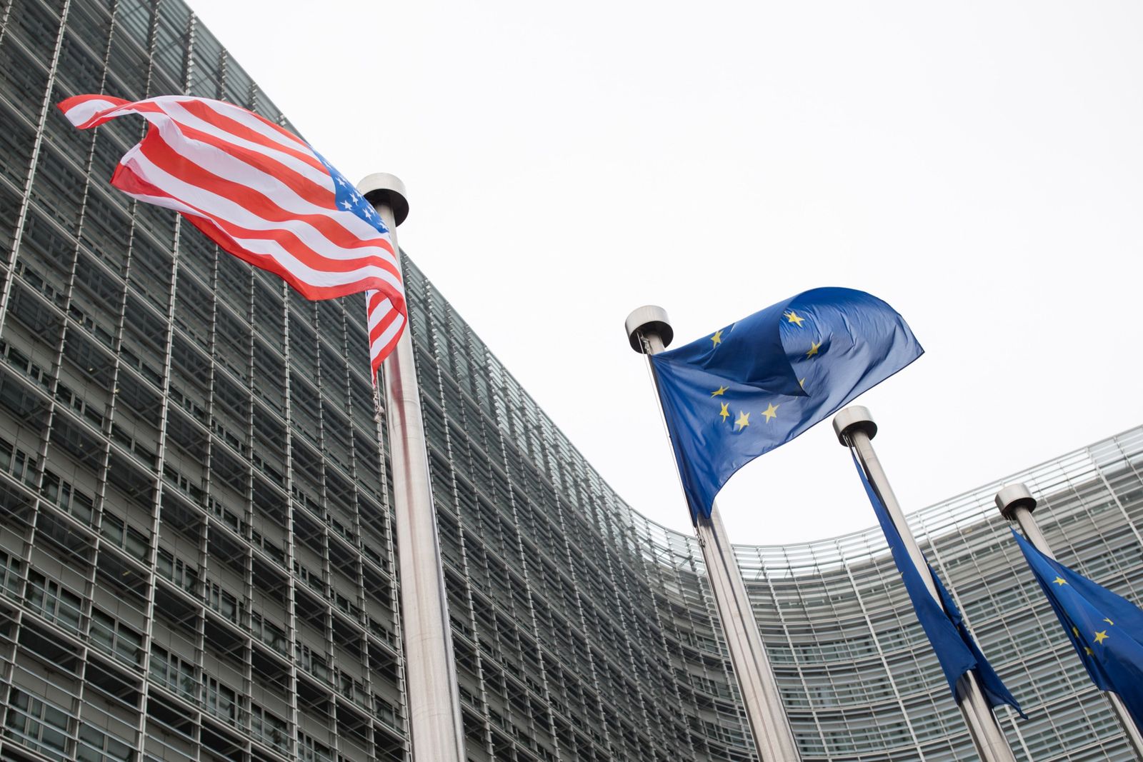 علم الاتحاد الأوروبي مقابل علم الولايات المتحدة الأميركية, Bloomberg 