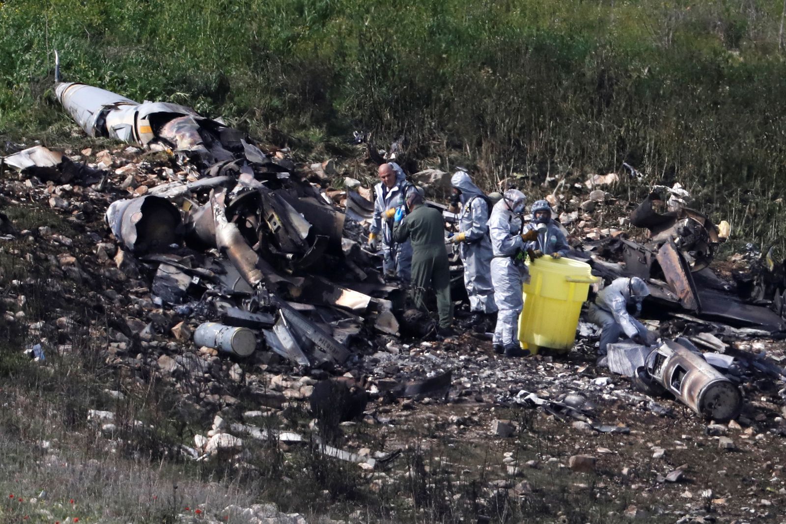 حطام المقاتلة الإسرائيلية من طراز إف 16 التي تم إسقاطها  - REUTERS
