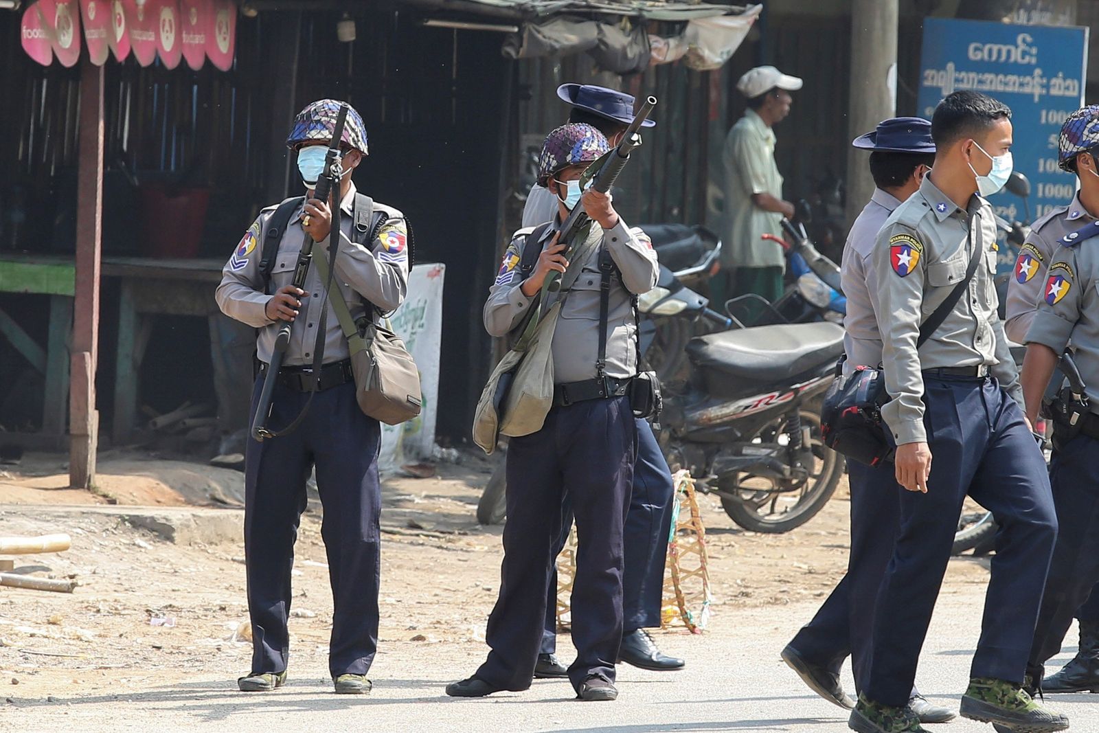 شرطيون يحملون أسلحتهم في مواجهة احتجاجات بنايبيداو عاصمة ميانمار - 26 فبراير 2021 - REUTERS