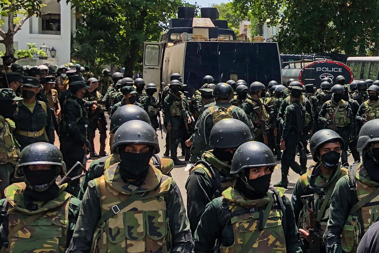 أفراد من القوات المسلحة السريلانكية يحرسون مقر رئاسة الوزراء خلال احتجاج في العاصمة كولومبو - 13 يوليو 2022 - AFP