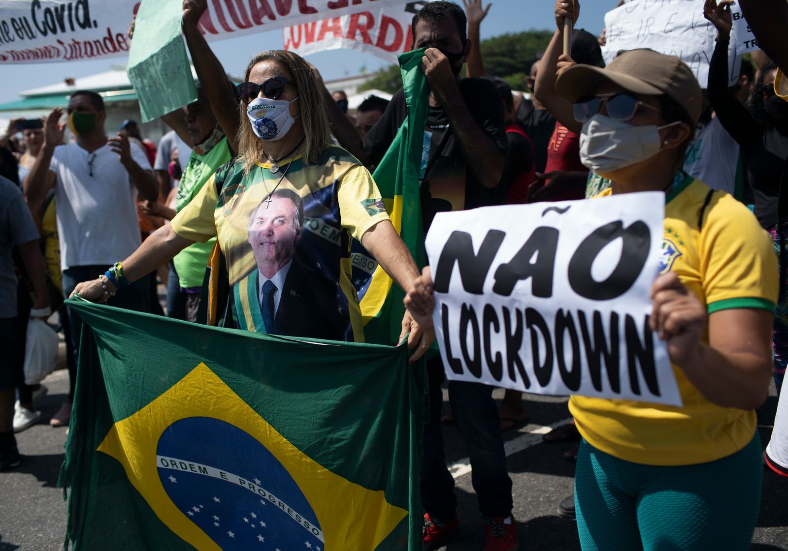 أنصار للرئيس البرازيلي جايير بولسونارو يحتجون في ريو دي جانيرو على قيود مرتبطة بفيروس كورونا - 26 مارس 2021 - AP
