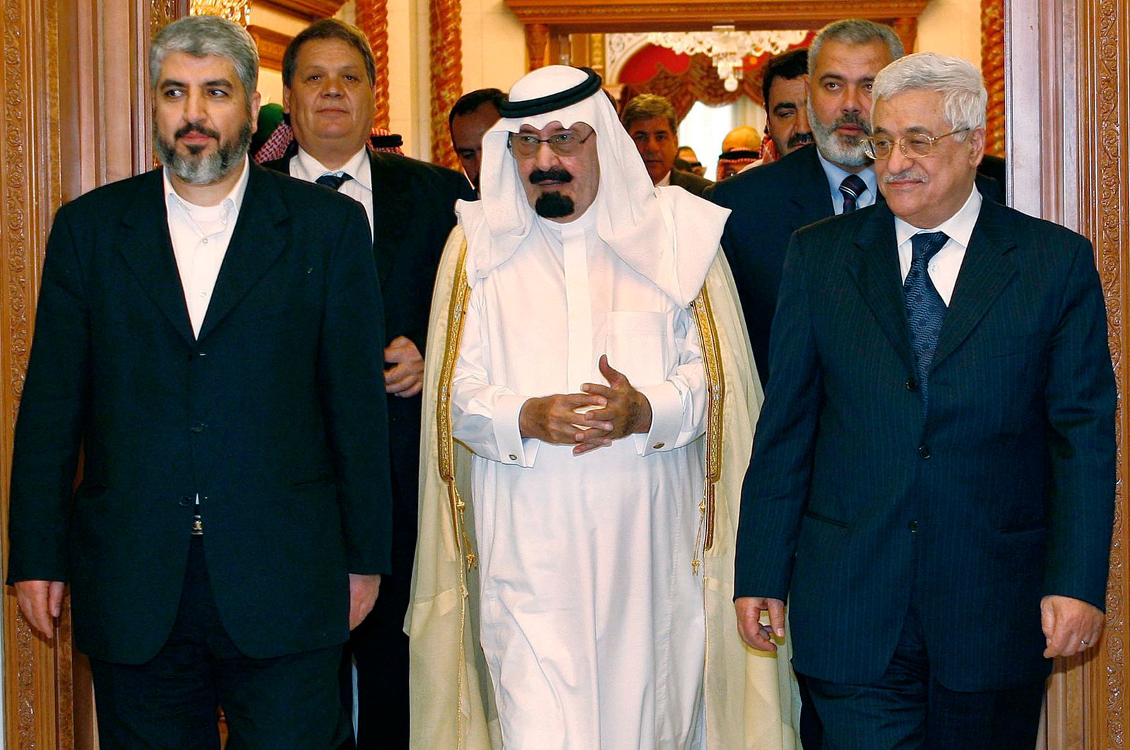 الملك عبد الله بن عبد العزيز (وسط) بجانب الرئيس الفلسطيني محمود عباس (يمين) وزعيم حركة 