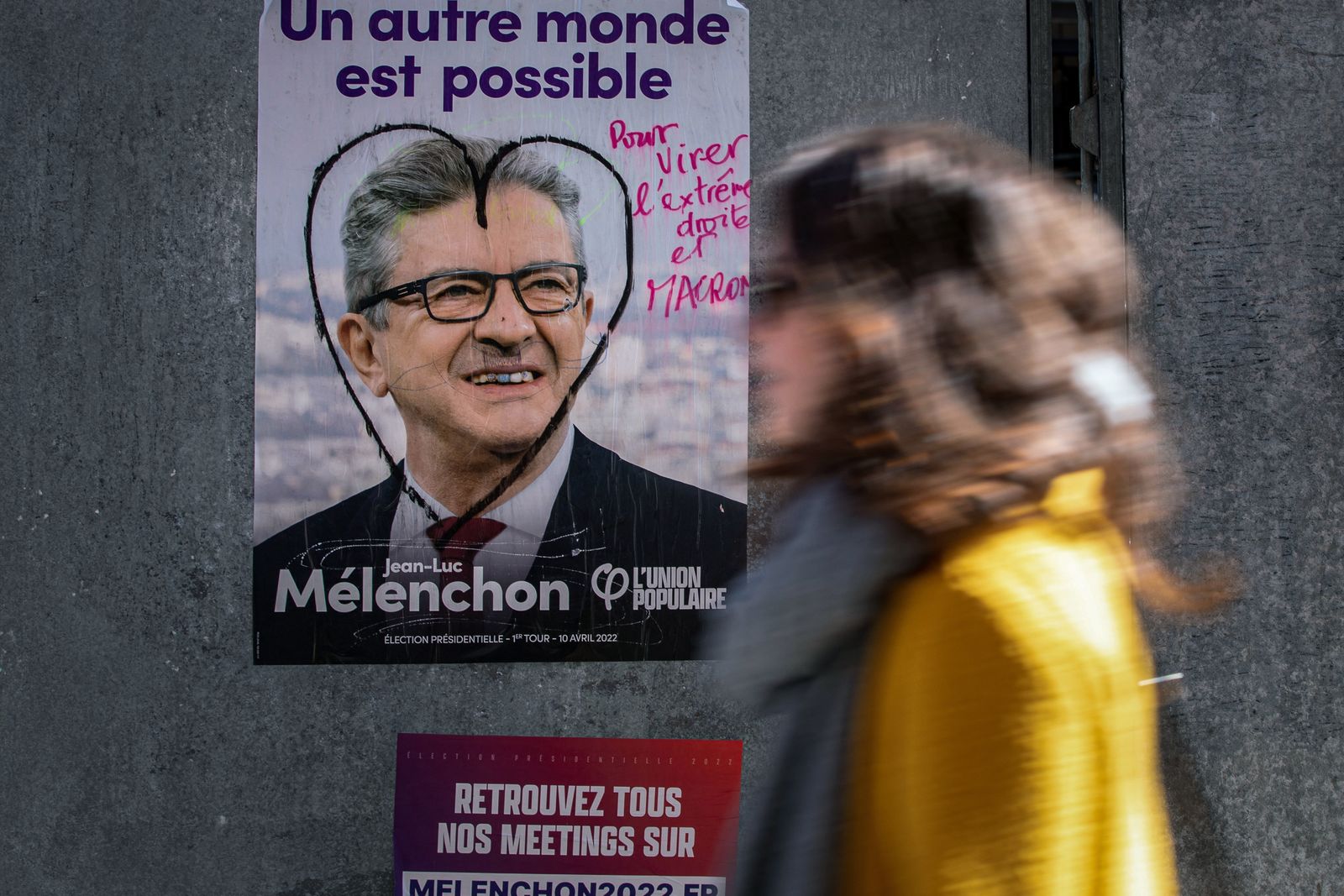 ملصق في باريس لرئيس حزب 