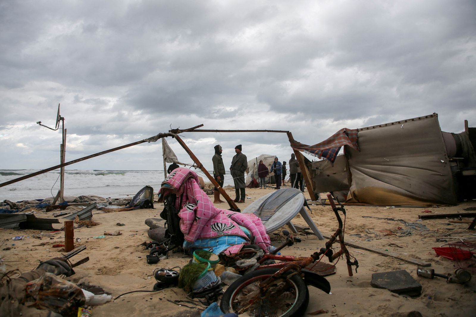 Palestinians assess the damage to tents used by displaced people, following rising sea levels and heavy rainfall, amid the ongoing conflict between Israel and Hamas, in Khan Younis in the southern Gaza Strip, November 25, 2024. REUTERS/Hatem Khaled     TPX IMAGES OF THE DAY