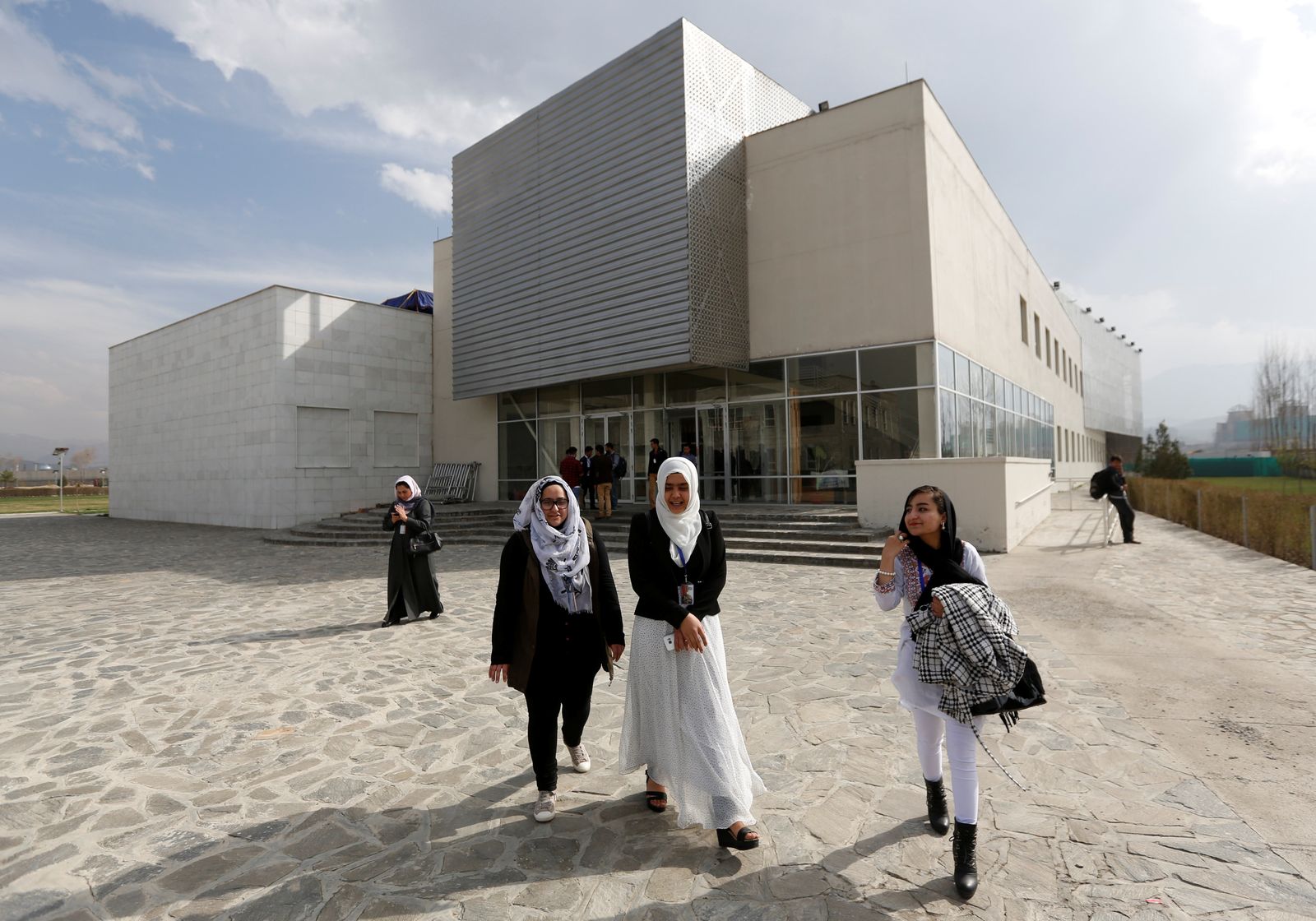 طالبات أمام الجامعة الأميركية في كابول - 27 مارس 2017 - REUTERS