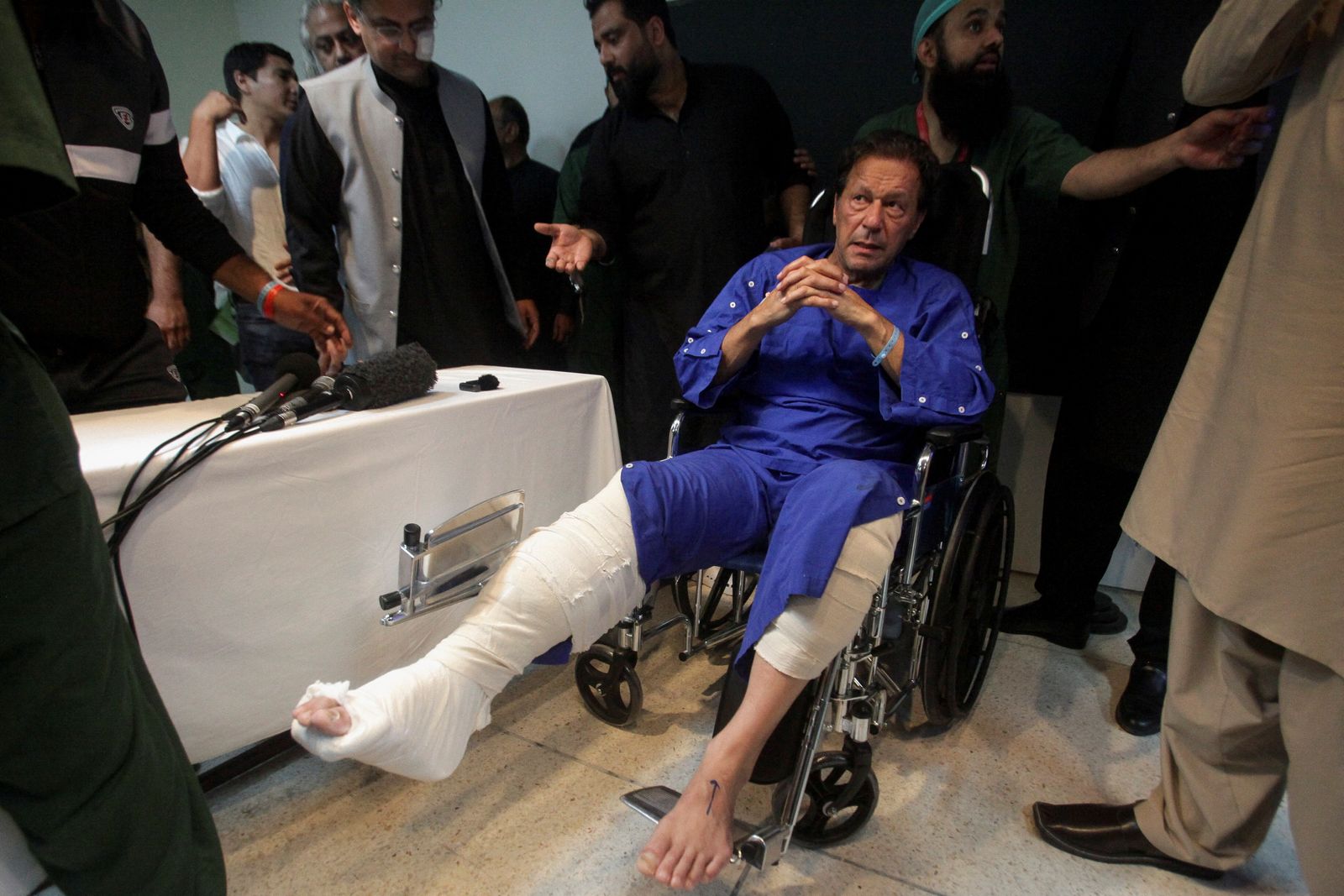رئيس الوزراء الباكستاني السابق عمران خان يجلس على كرسي متحرك، بعد إصابته إثر حادث إطلاق نار خلال مسيرة طويلة في وزير أباد، في مستشفى في لاهور، باكستان. 4 نوفمبر 2022. - REUTERS