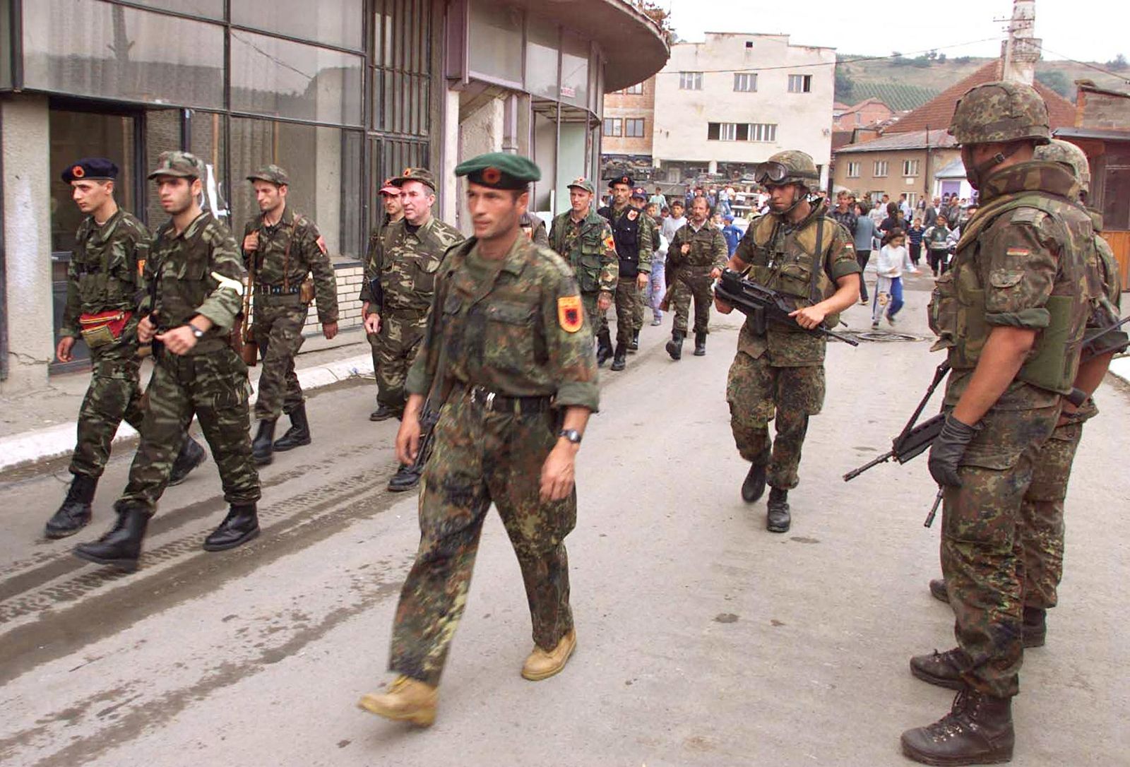 مقاتلو جيش تحرير كوسوفو يسيرون في أوراهوفاتش جنوب غرب كوسوفو، 18 يونيو 1999  - AFP