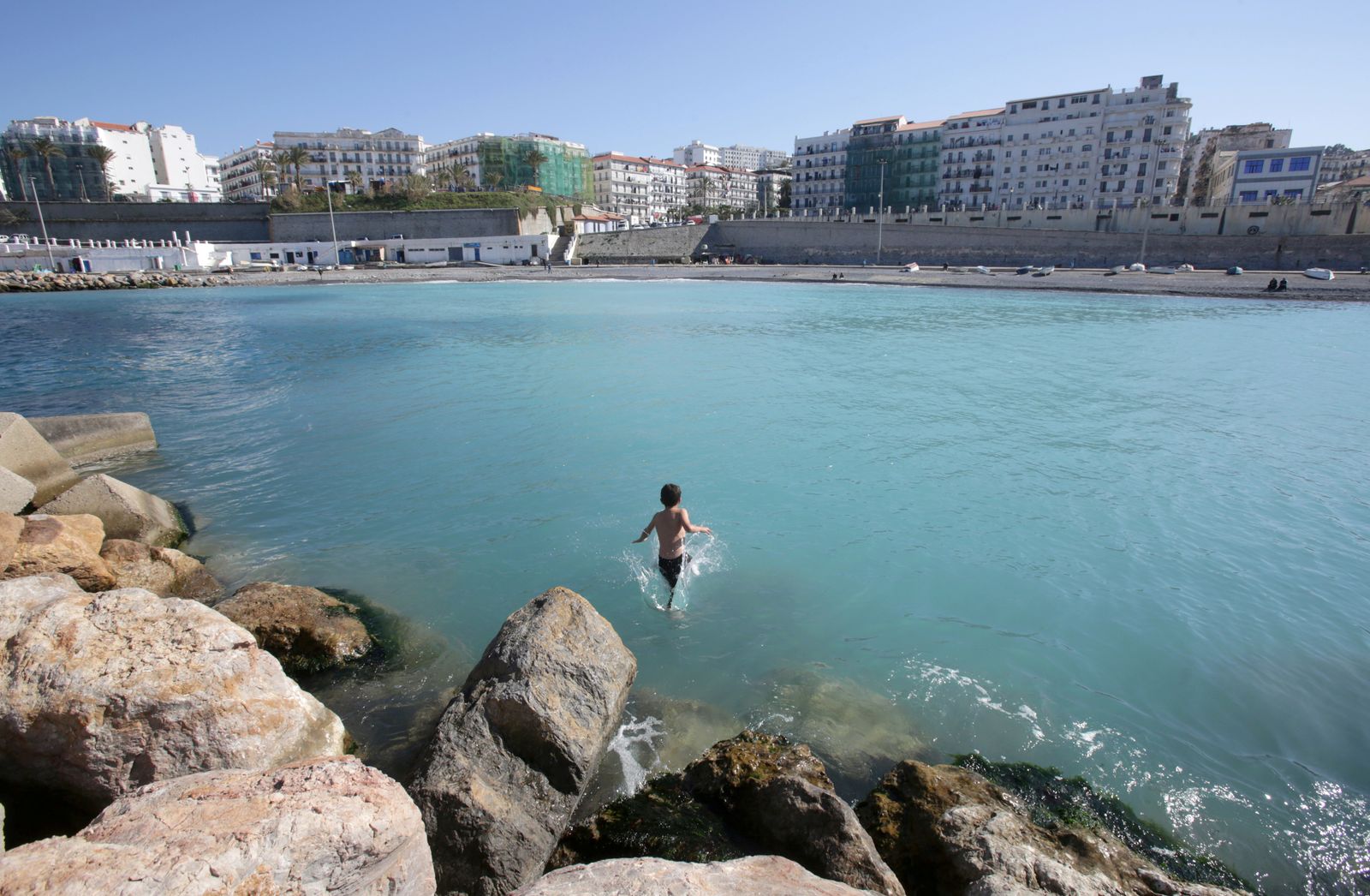 طفل يسبح في شاطئ الجزائر العاصمة، 4 أبريل 2020 - REUTERS
