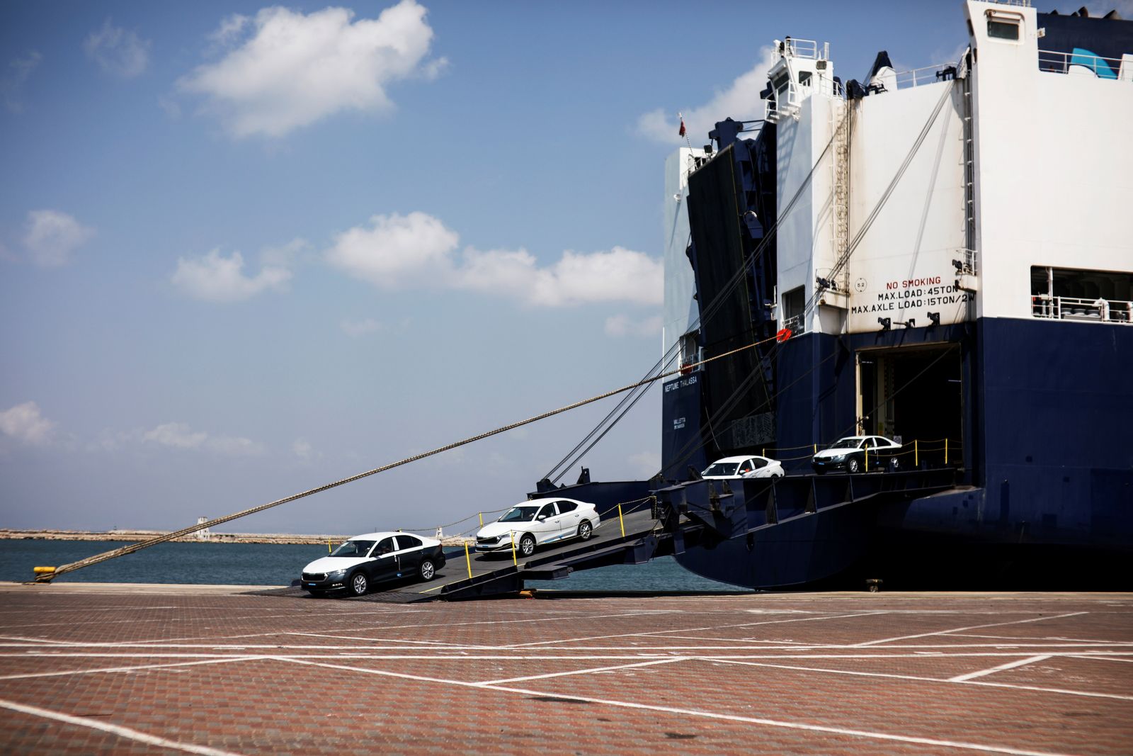 إفراغ سيارات من سفينة شحن أثناء رسوها في ميناء حيفا - 8 أغسطس 2021 - REUTERS