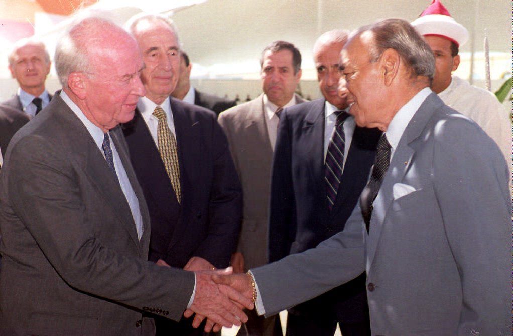 الملك الحسن الثاني، يستقبل رئيس الوزراء الإسرائيلي إسحاق رابين ووزير خارجيته (وقتها) شيمون بيريز، في 14 سبتمبر 1993 - AFP
