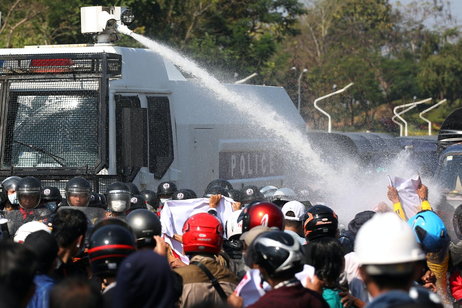 الشرطة في ميانمار تطلق مدافع المياه على المتظاهرين في نايبيداو العاصمة الاقتصادية للبلاد - REUTERS