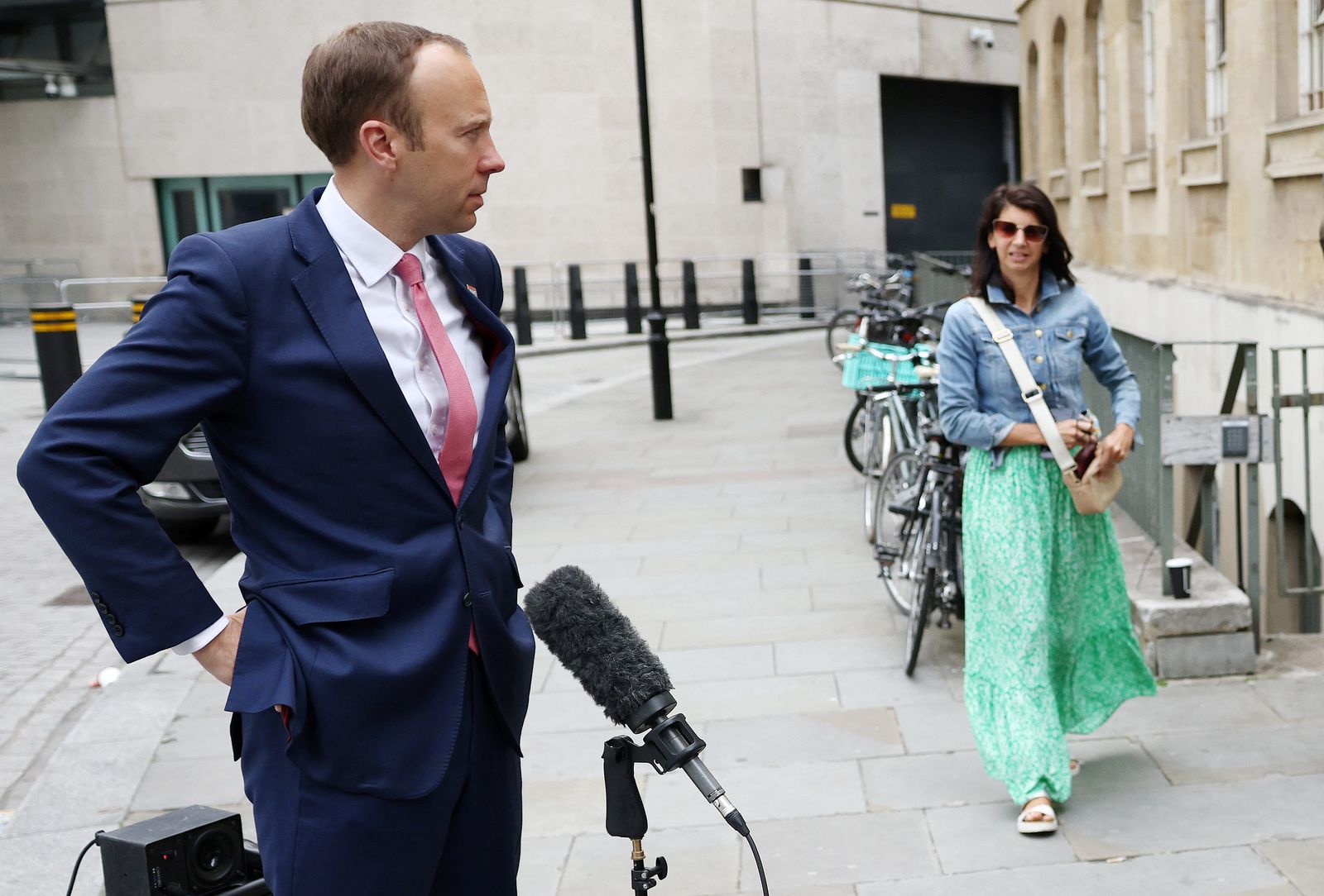 وزير الصحة البريطاني مات هانكوك ومساعدته جينا كولادانغيلو خارج مقر هيئة الإذاعة البريطانية في لندن - 6 يونيو 2021.  - REUTERS