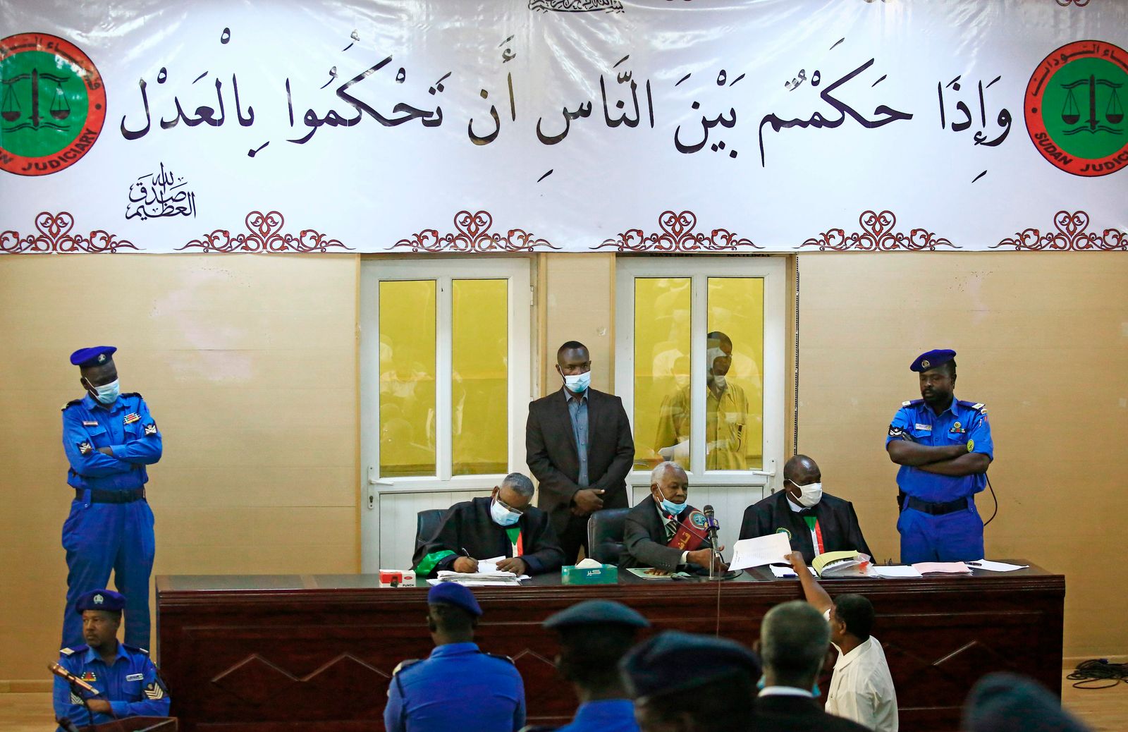 القاضي عصام الدين محمد إبراهيم (وسط) ، الذي يرأس محاكمة الرئيس السوداني المخلوع عمر البشير مع 27 متهماً آخر ، يتحدث خلال جلسة في محكمة بالعاصمة السودانية الخرطوم ، في 21 يوليو 2020. (تصوير أشرف شاذلي / وكالة الصحافة الفرنسية) - AFP