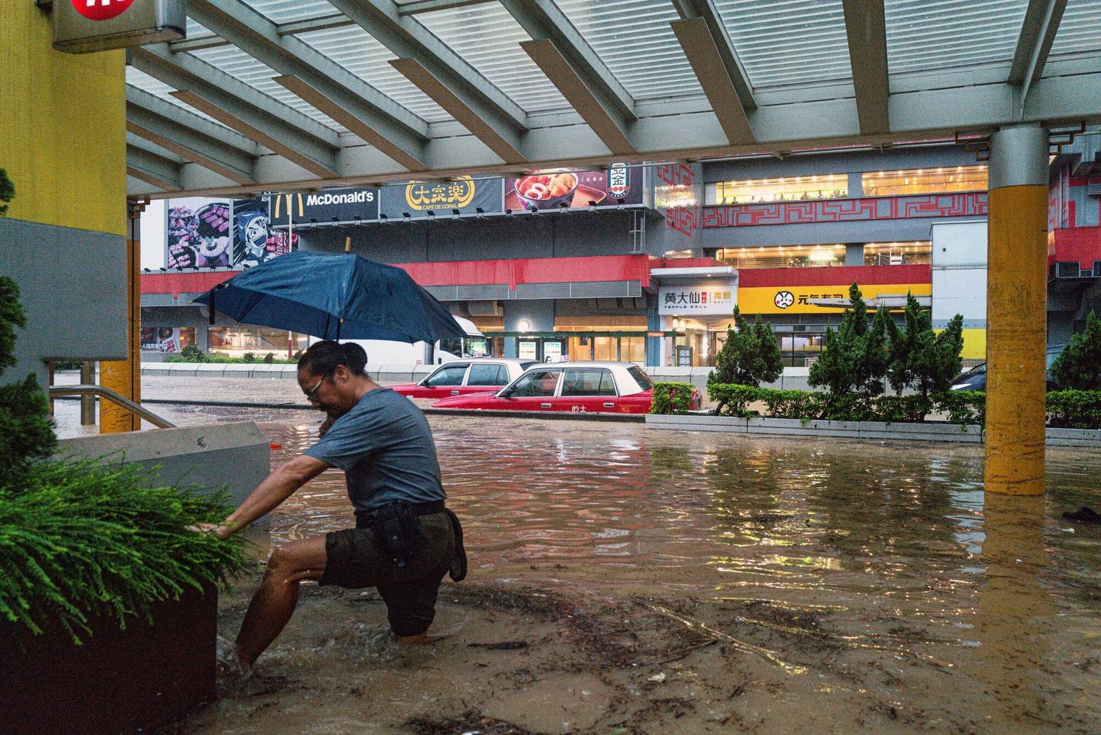 Hong Kong Shuts Down City After Heaviest Rainfall Since 1884 - Bloomberg