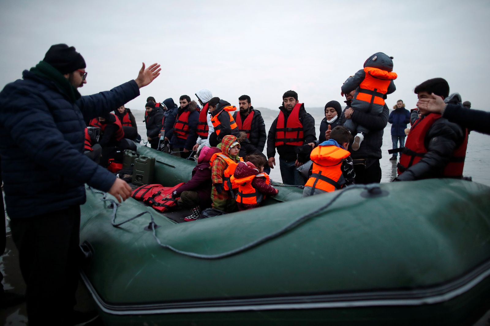 مهاجرون يركبون زورقاً مطاطياً أثناء مغادرتهم ساحل شمال فرنسا لعبور القناة الإنجليزية - 24 نوفمبر 2021 - REUTERS