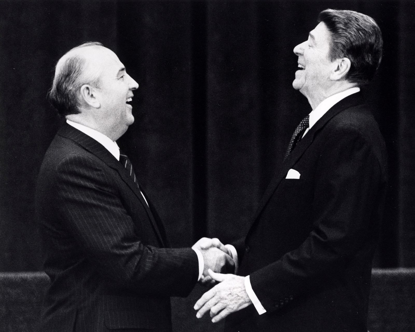 الرئيس الأميركي السابق رونالد ريجان والزعيم السوفيتي السابق ميخائيل جورباتشوف خلال لقاء في جنيف، سويسرا - REUTERS