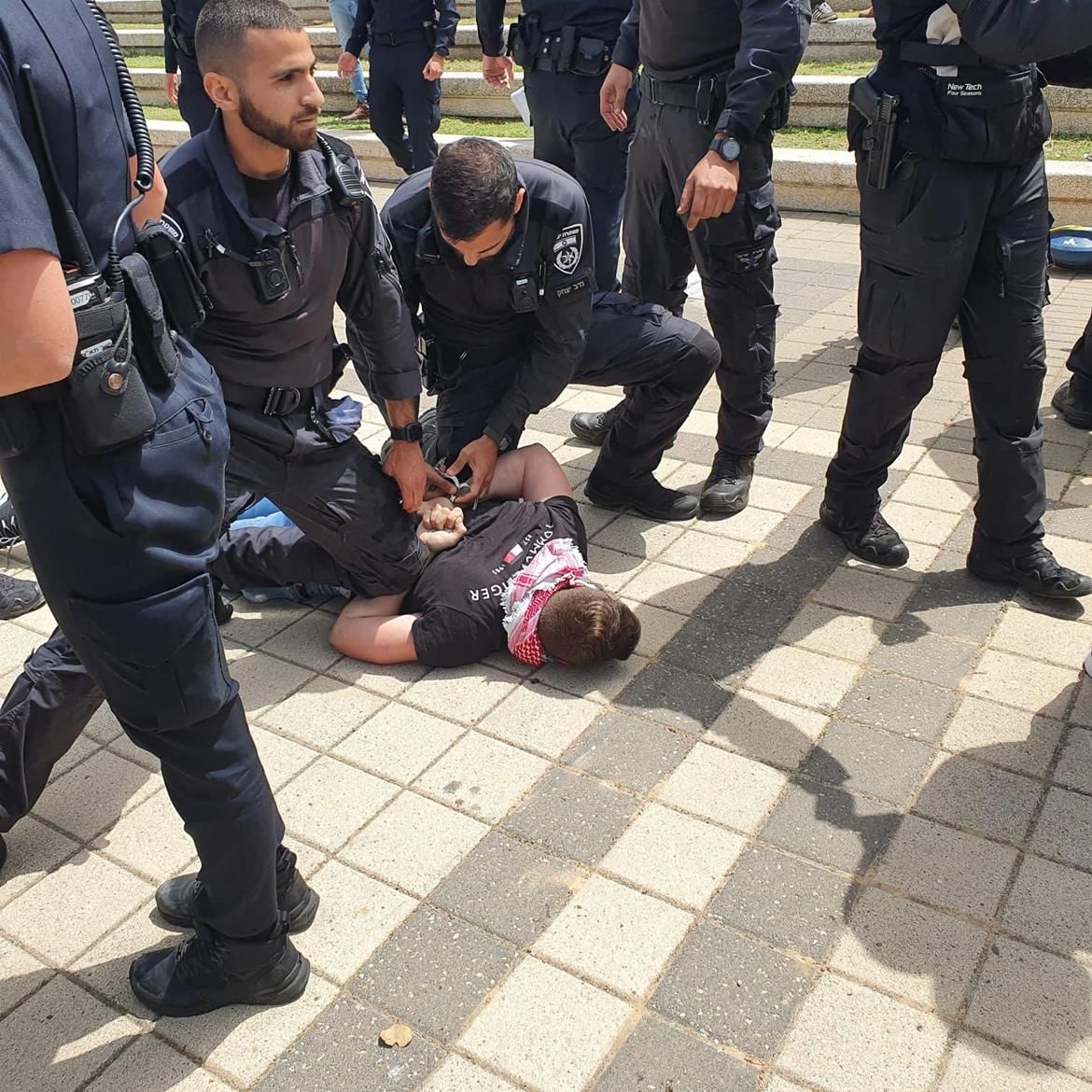 الشرطة الإسرائيلية تعتقل عدداً من الطلبة الفلسطينيين خلال إحياء ذكرى النكبة - 15 مايو 2022 - wafa.ps