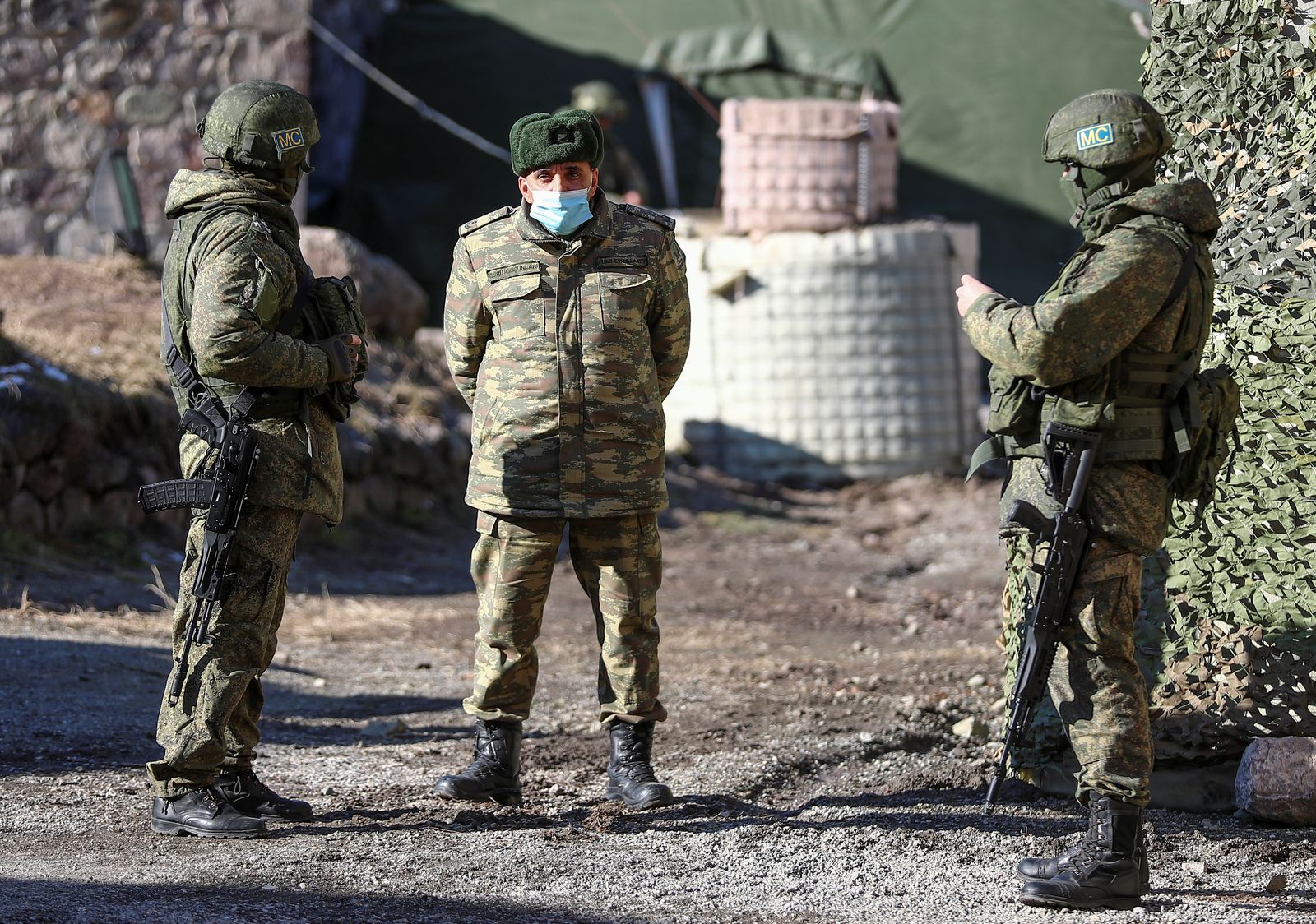 ضابط في الجيش الأذربيجاني يتحدث مع جنديين من قوات حفظ السلام الروسية في منطقة كالباجار - 21 ديسمبر 2020 - REUTERS