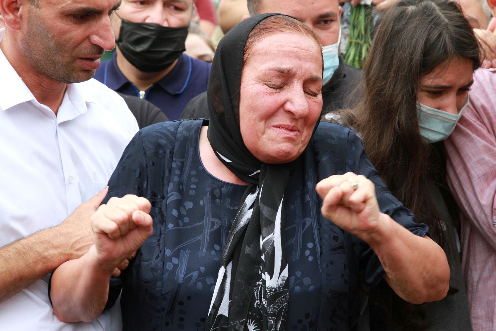 تنتحب أثناء تشييع جنود أذريين في باكو - 15 يوليو 2020 - REUTERS