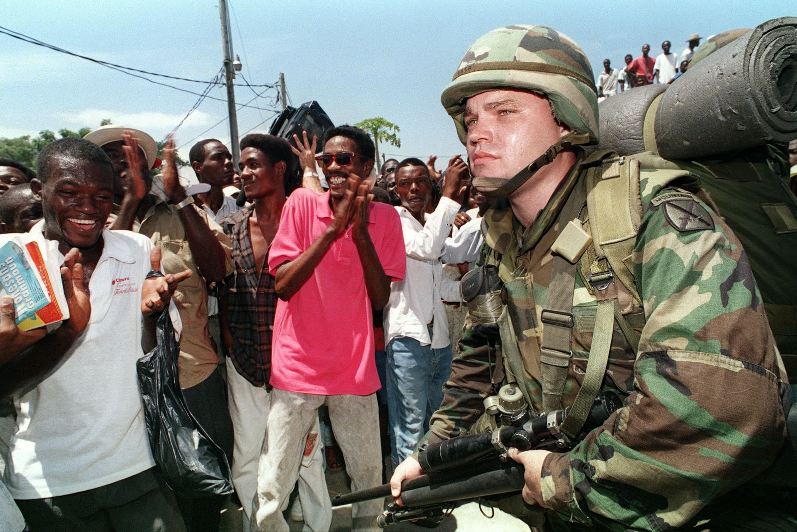 هايتيون يحيون جندياً أميركياً في ميناء بورت أو برنس - 19 سبتمبر 1994 - AFP