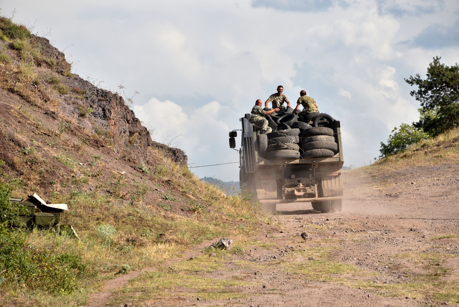 جنود أرمن خلال تحصين مواقعهم على الحدود الأرمينية الأذربيجانية بالقرب من قرية موفسيس، 15 يوليو 2020 - AFP