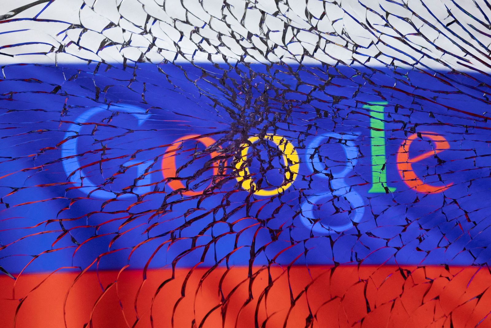 صورة توضيحية تظهر شعار جوجل والعلم الروسي على زجاج مهشم - 1 مارس 2022 - REUTERS
