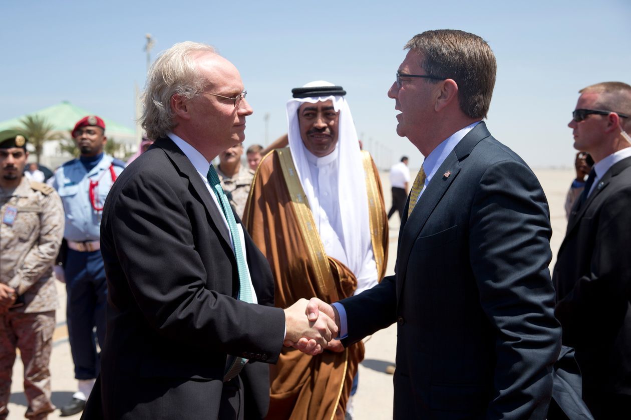 نائب رئيس البعثة في سفارة الولايات المتحدة في الرياض تيموثي ليندركينغ (اليسار). عام 2015. - وول ستريت جورنال