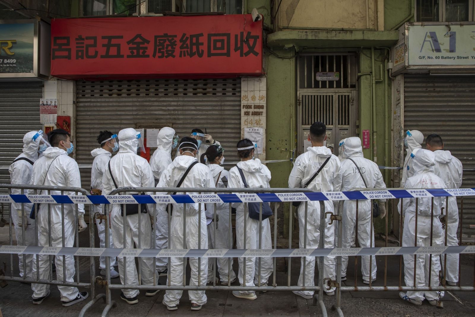 عاملون طبيون حكوميون في منطقة مغلقة بهونغ كونغ - 23 يناير 2021 - Bloomberg