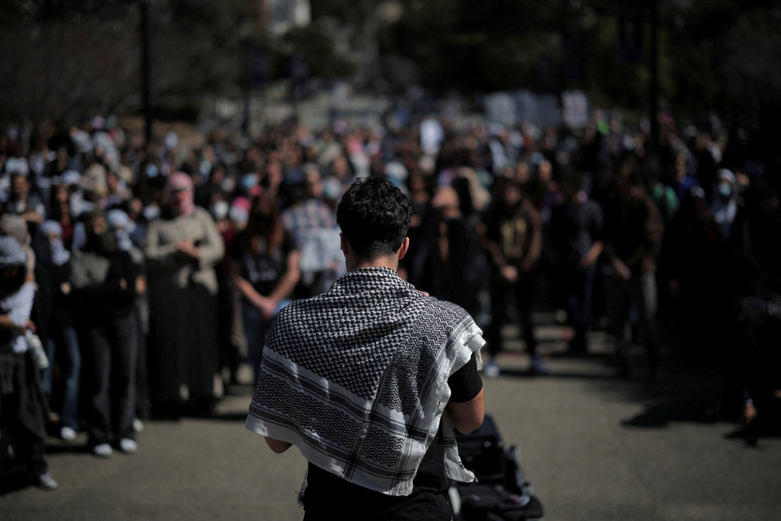 متظاهرون يحتجون ضد اعتقال الطالب المؤيد لفلسطين محمود خليل في جامعة كولومبيا بكاليفورنيا في الولايات المتحدة. 11 مارس 2025