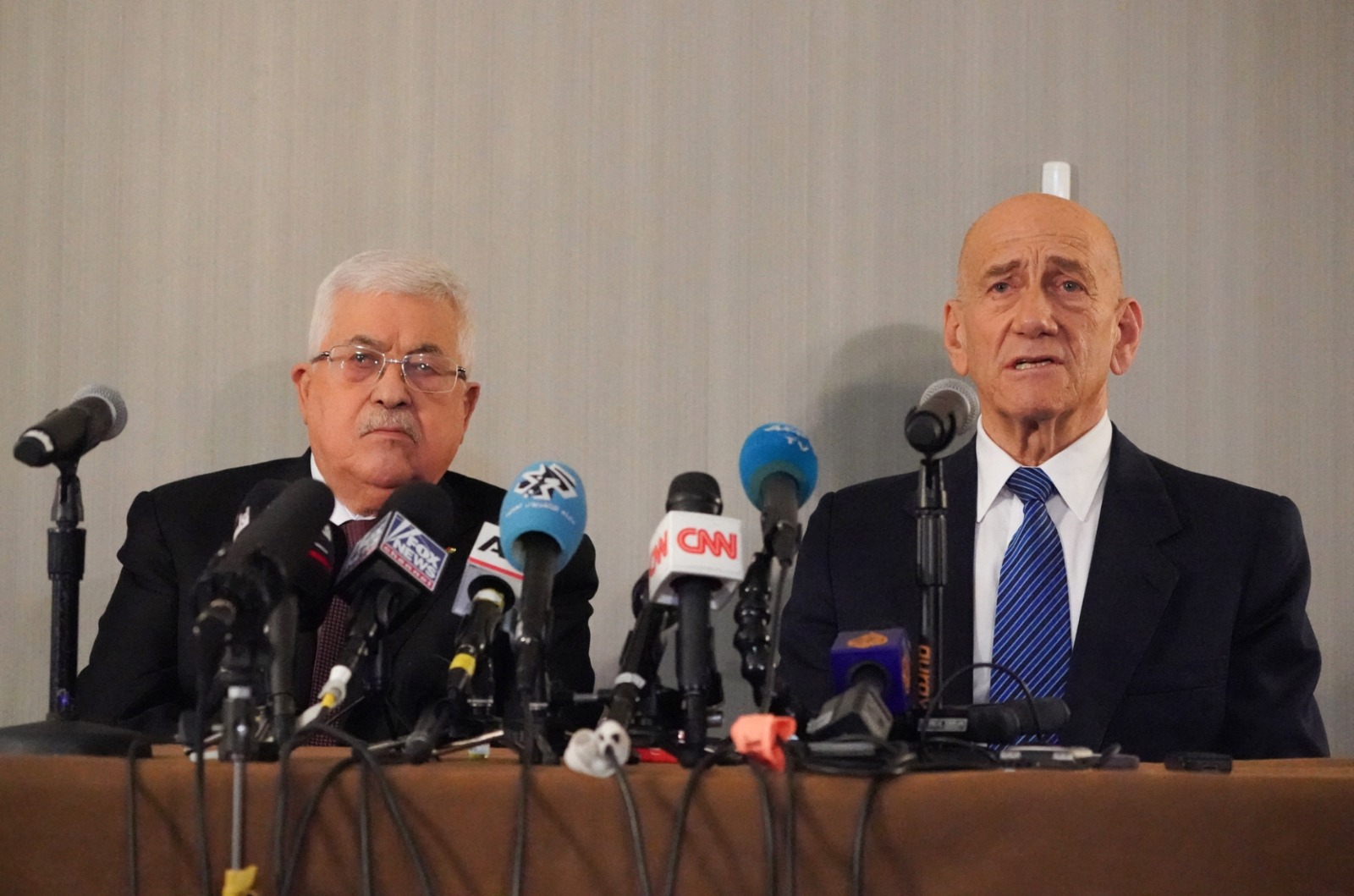 الرئيس الفلسطيني محمود عباس ورئيس الوزراء الإسرائيلي السابق إيهود أولمرت يعقدان جلسة إحاطة في نيويورك حول خطة الرئيس دونالد ترامب للشرق الأوسط. 11 فبراير 2020