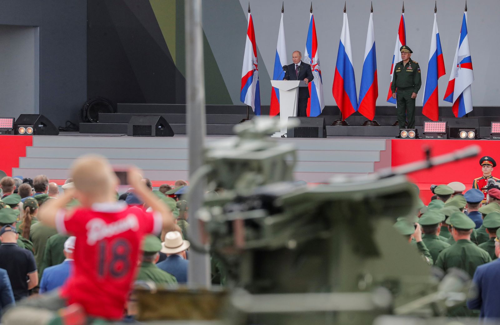 الرئيس الروسي فلاديمير بوتين يلقي كلمة في معرض 