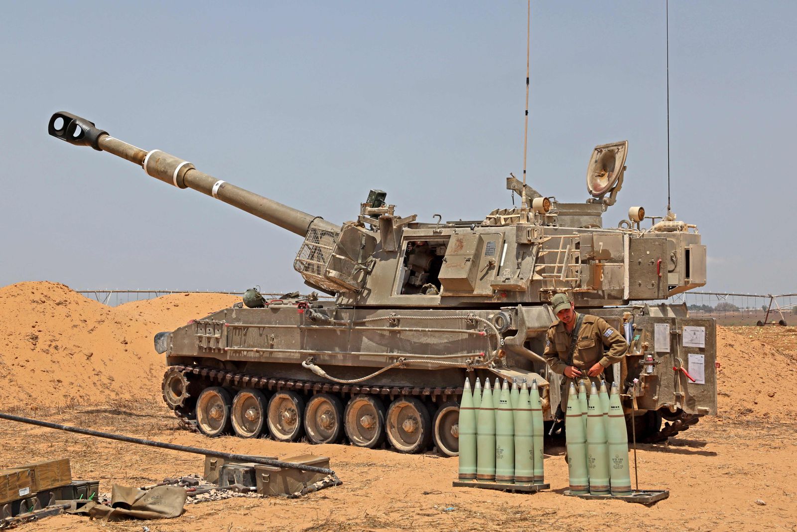 جندي إسرائيلي يعد قذائف مدفعية قبل إطلاقها باتجاه غزة على طول الحدود مع القطاع الفلسطيني. 6 أغسطس 2022 - AFP