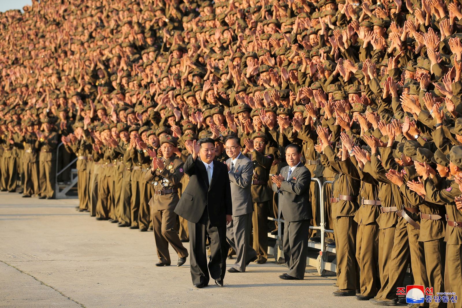 الزعيم الكوري الشمالي كيم جونغ أون يحيي عسكريين في ذكرى تأسيس بلاده - 9 سبتمبر 2021 - REUTERS