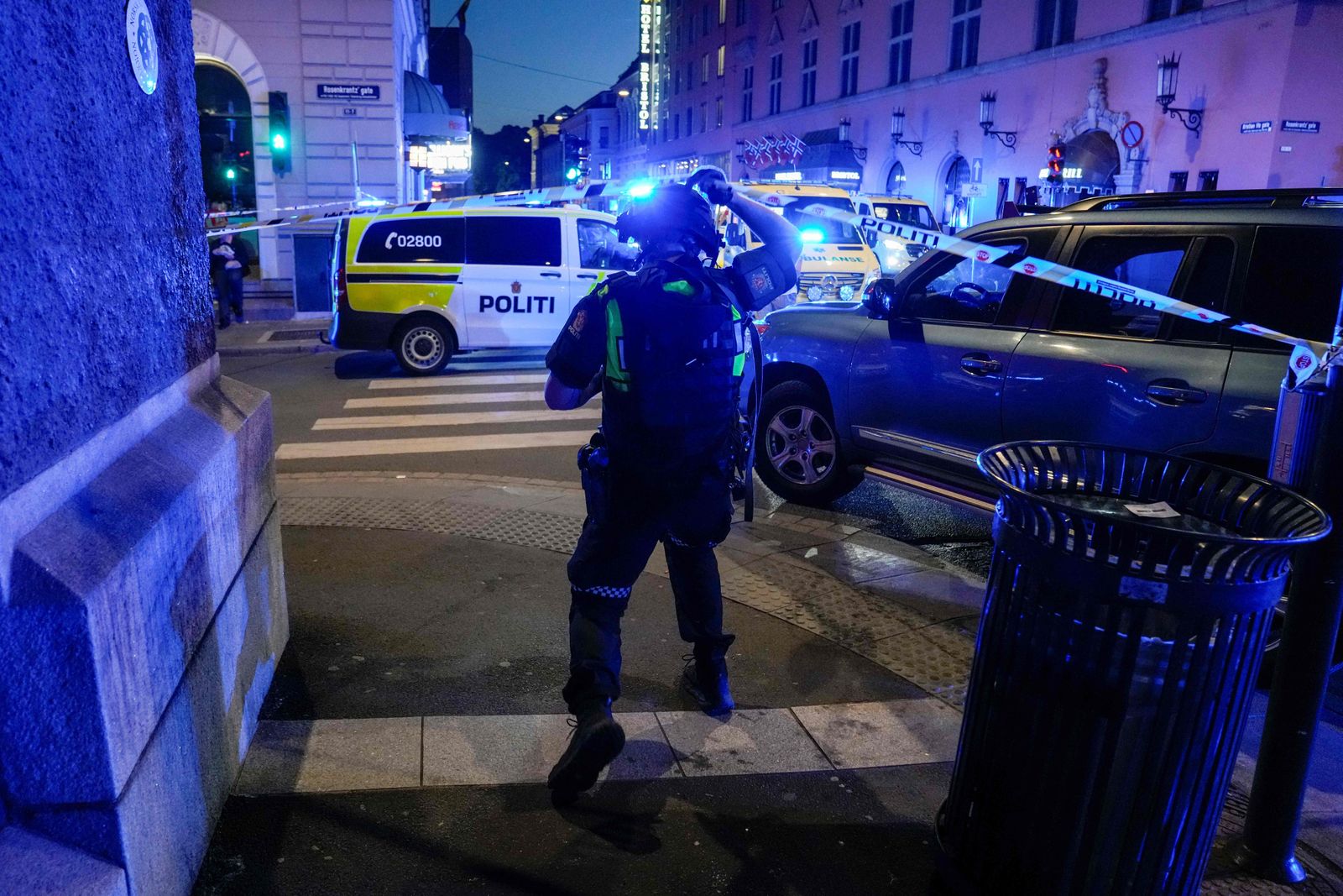 الشرطة النرويجية تؤمن وسط العاصمة بعد حادث إطلاق النار. 25 يونيو 2022 - AFP