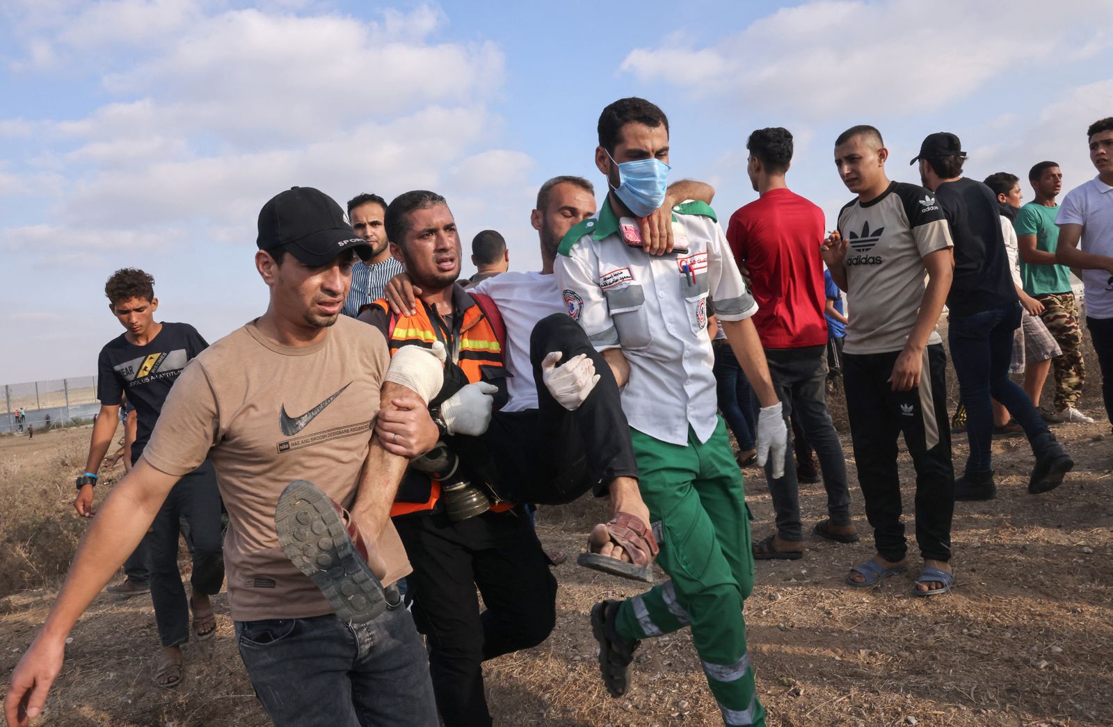 إصابة فلسطيني خلال مواجهات بين متظاهرين فلسطينيين في قطاع غزة والقوات الإسرائيلية - 21 أغسطس 2021 - AFP