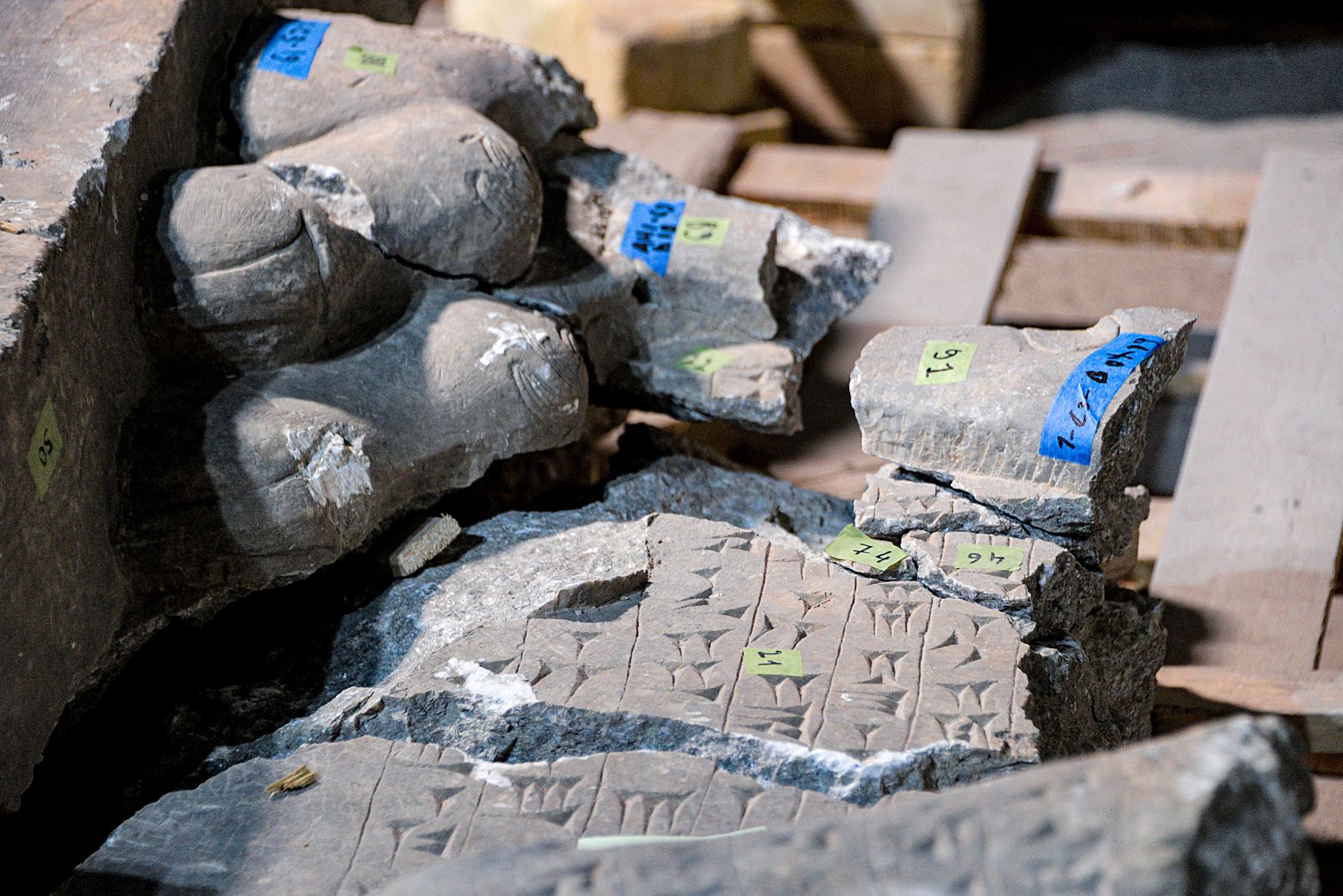 صورة التقطت في 14 ديسمبر 2021 تُظهر قطعة أثرية عليها كتابات مسمارية في متحف الموصل الوطني. - AFP