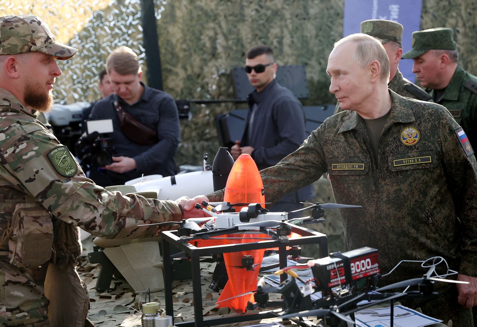 Russian President Vladimir Putin meets with service members and inspects equipment as he arrives to observe the Russia-Belarus joint military exercises, codenamed Zapad-2025 (West-2025), at the Mulino training ground in the Nizhny Novgorod region, Russia September 16, 2025. Sputnik/Valery Sharifulin/Pool via REUTERS ATTENTION EDITORS - THIS IMAGE WAS PROVIDED BY A THIRD PARTY.