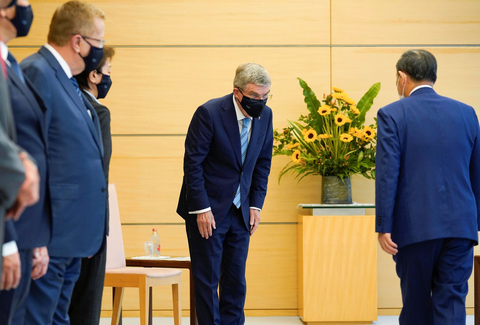 توماس باخ رئيس اللجنة الأولمبية الدولية يلتقي يوشيهيدي سوجا رئيس الوزراء الياباني - REUTERS