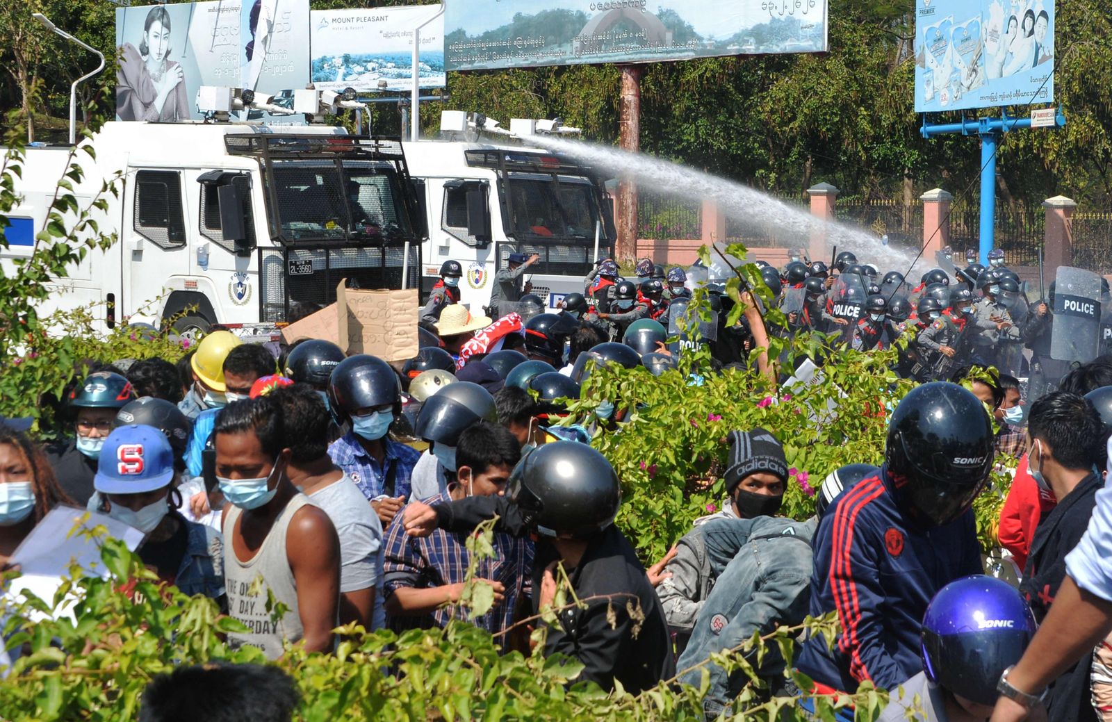 الشرطة في ميانمار تطلق مدافع المياه على المتظاهرين في نايبيداو العاصمة الاقتصادية للبلاد - AFP